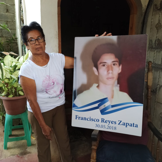 Doña Guillermina muestra la foto de su hijo asesinado el 30 de mayo